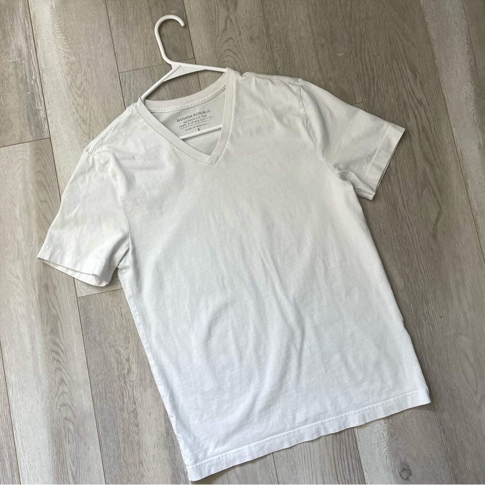 Banana Republic Tshirt supima cotton v neck short sleeve mens White (small)